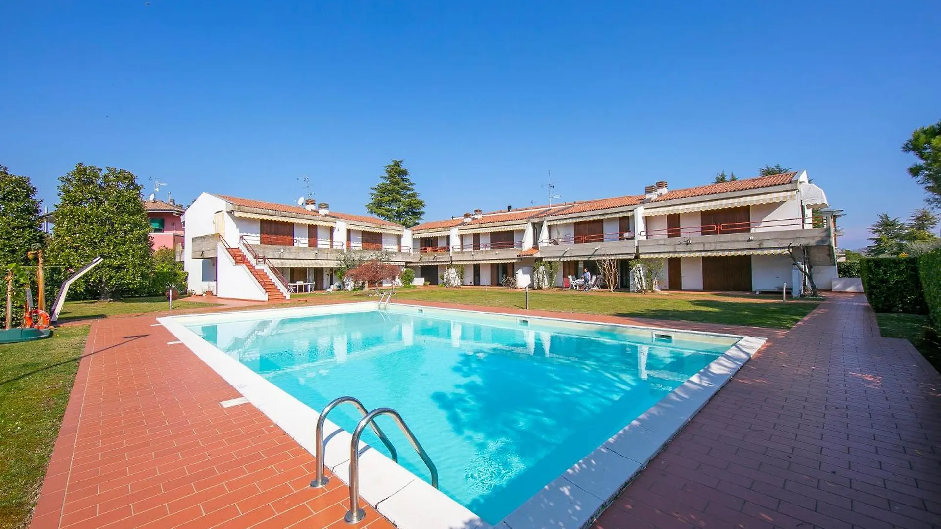 Cinzia Apartment Front Beach - Happy Rentals location