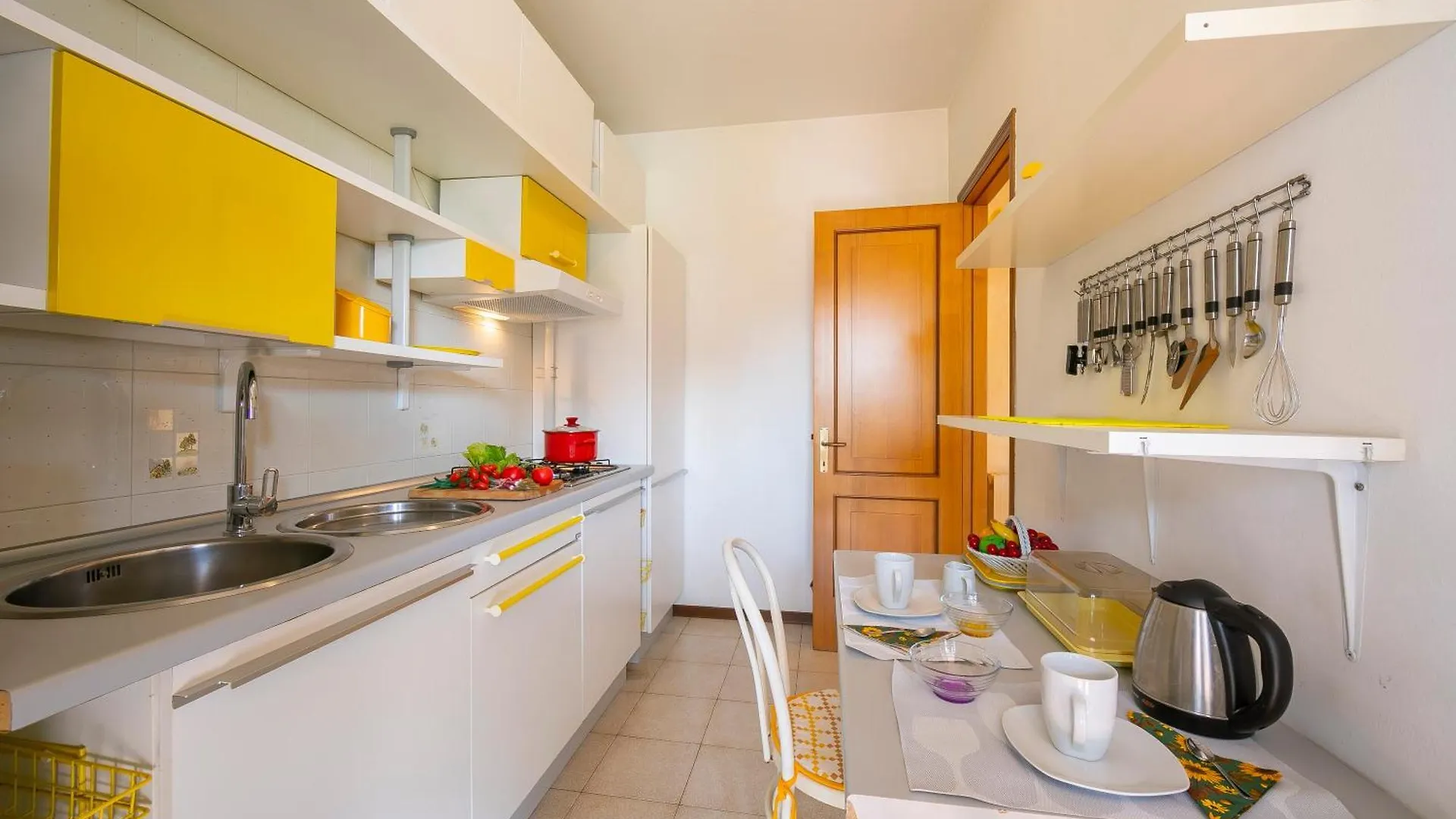 Cinzia Apartment Front Beach - Happy Rentals Sirmione Italië