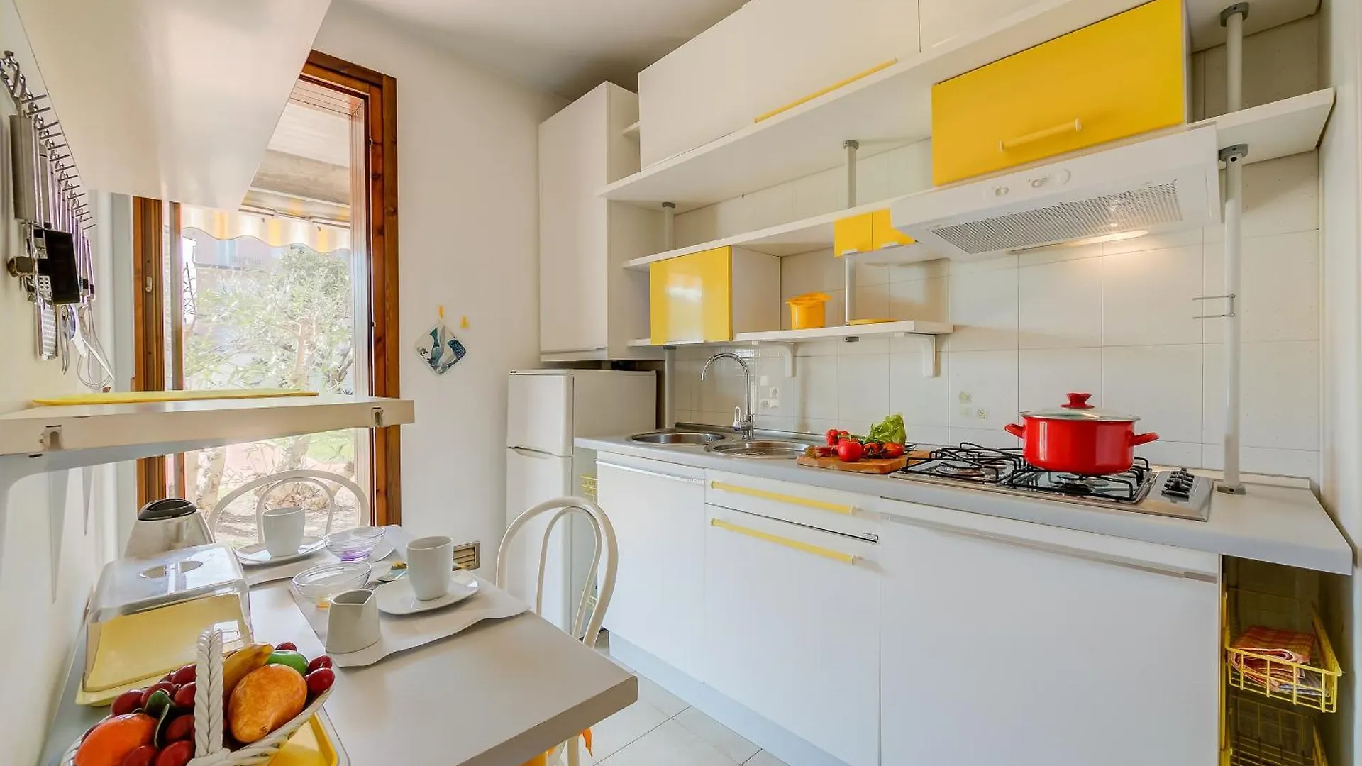 Cinzia Apartment Front Beach - Happy Rentals Sirmione